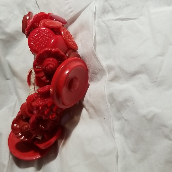 WHIMSICAL VINTAGE RED PLASTIC LUCITE BAKELITE BUTTONS ARTISAN STRETCH BRACELET - Picture 3 of 7